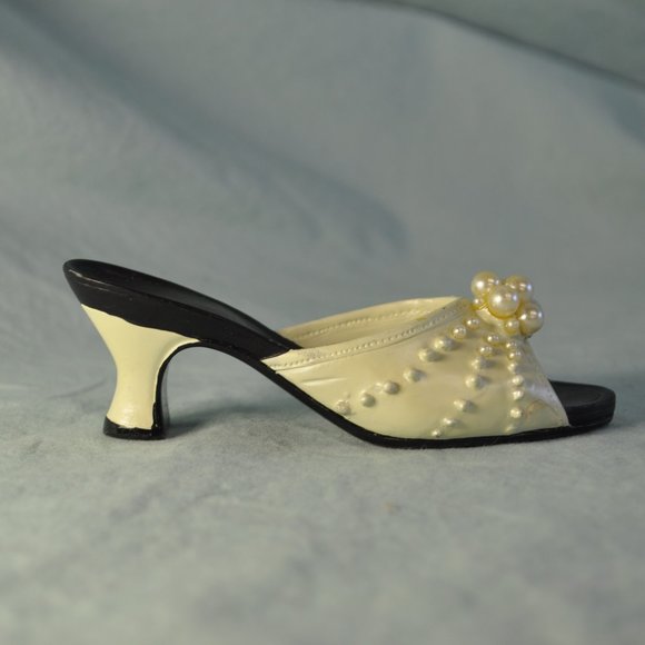 vintage My Treasure fancy shoe figurine cream pearl (w1000) - Picture 1 of 9
